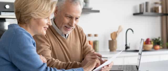 Ehepaar bespricht sich über eine Heizanlage von Steinkühler aus Leverkusen.