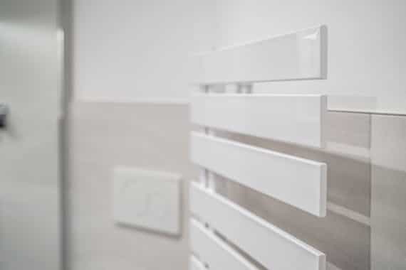 Heizung in einem schönen Badezimmer von Steinkühler in Leverkusen.