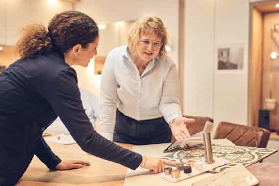 Frau Steinkühler und Kundin besprechen Manufaktur von Steinkühler in Leverkusen.