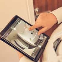 Herr Steinkühler aus Leverkusen zeigt eine individuelle Badgestaltung auf dem iPad.