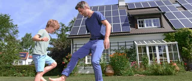 Vater und Sohn vor Photovoltaikanlage von Steinkühler in Leverkusen