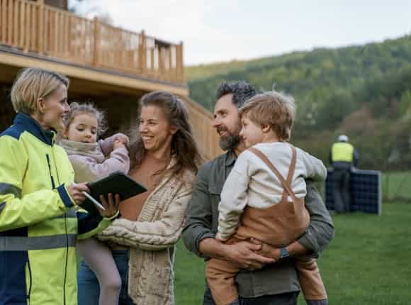 Zufriedene Familie Dank staatlicher Förderung ihrer Photovoltaikanlage von Steinkühler in Leverkusen.