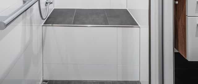 Moderne Sitzmöglichkeit von einem neuen barrierefreien Bad von Steinkühler in Leverkusen.