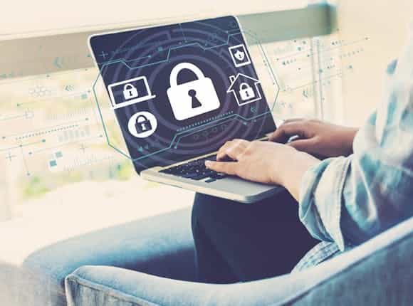 Geschützter Laptop zur veranschaulichung der digitalen und smarten Sicherheit für Ihr Zuhause von Steinkühler in Leverkusen.