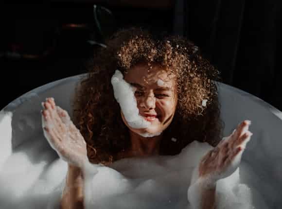 Frau in neuer Badewanne von Steinkühler