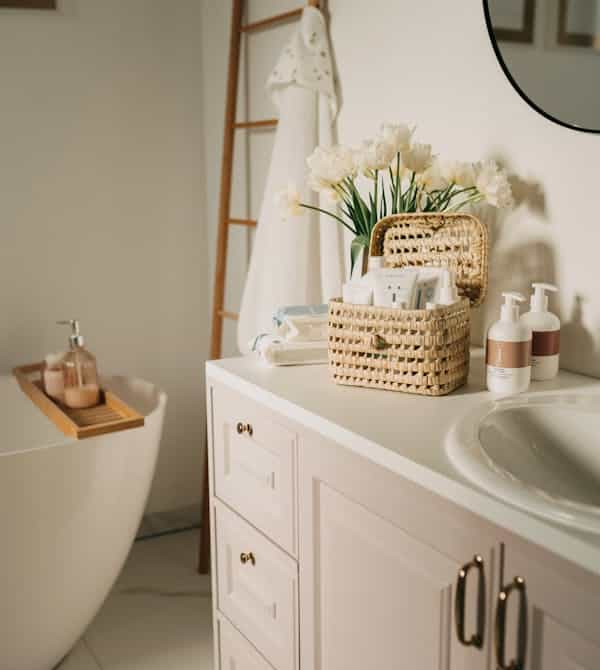 Kleines helles Bad von Steinkühler mit dezenten Dekorationen.