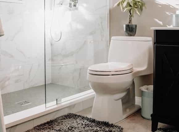 Kleines Badezimmer mit moderner ebenerdiger Dusche von Steinkühler.