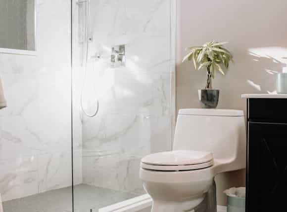 Kleines Badezimmer mit moderner ebenerdiger Dusche von Steinkühler.