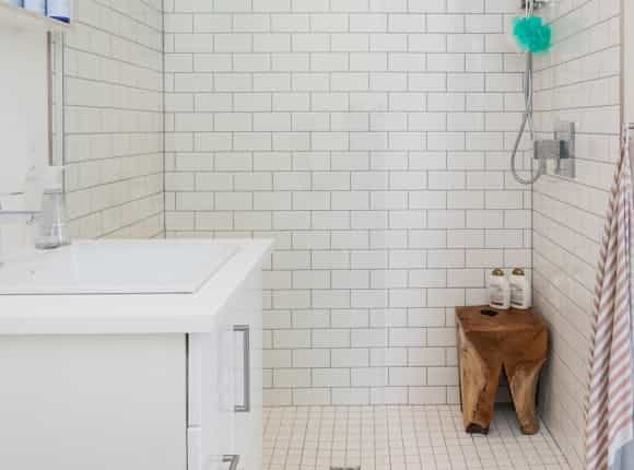 Dusche in hellem kleinen Bad von Steinkühler in Leverkusen