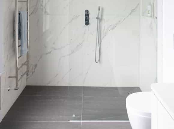 Dusche in kleinem Bad und WC von Steinkühler in Leverkusen