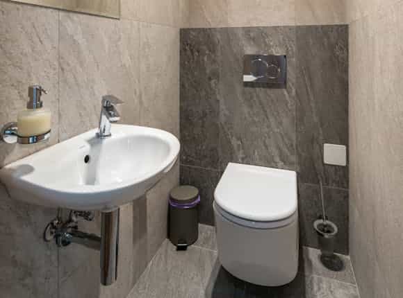 WC und Waschbecken in kleinem modernen Bad von Steinkühler in Leverkusen