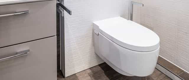 Saniertes WC in hellem Bad von Steinkühler in Leverkusen