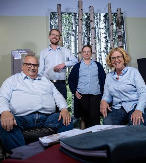 Ein eingespieltes Team präsentiert sich gemeinsam in entspannter Atmosphäre und steht für Kompetenz, Erfahrung und zuverlässigen Service im Bereich moderner Haustechnik – Steinkühler Wasser & Wärme GmbH & Co. KG