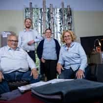 Ein eingespieltes Team präsentiert sich gemeinsam in entspannter Atmosphäre und steht für Kompetenz, Erfahrung und zuverlässigen Service im Bereich moderner Haustechnik – Steinkühler Wasser & Wärme GmbH & Co. KG