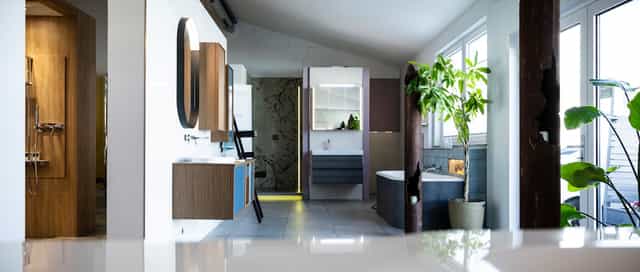 Ein hochwertig gestalteter Showroom im Manufaktur-Stil mit modernen Bad- und Haustechniklösungen, der Individualität, Designanspruch und präzise Handwerksqualität vereint – Steinkühler Wasser & Wärme GmbH & Co. KG