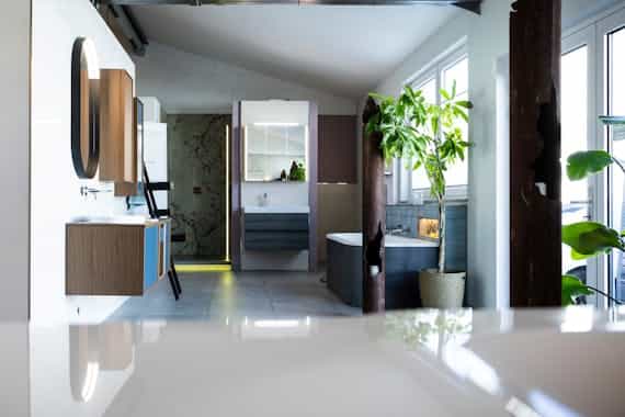 Ein hochwertig gestalteter Showroom im Manufaktur-Stil mit modernen Bad- und Haustechniklösungen, der Individualität, Designanspruch und präzise Handwerksqualität vereint – Steinkühler Wasser & Wärme GmbH & Co. KG