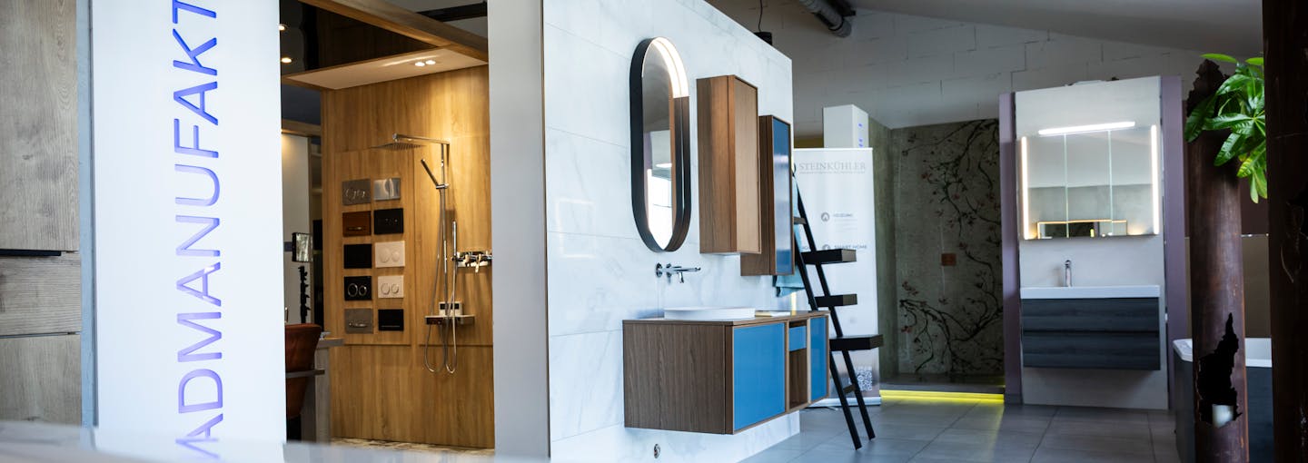 Ein moderner Showroom mit hochwertigen Bad- und Haustechniklösungen, der innovative Gestaltung und Funktionalität vereint; die klare Architektur und stilvolle Präsentation laden zur Inspiration und individuellen Beratung ein – Steinkühler Wasser & Wärme GmbH & Co. KG