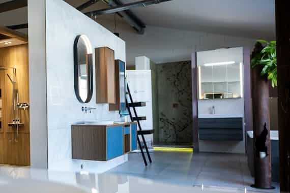 Ein moderner Showroom mit hochwertigen Bad- und Haustechniklösungen, der innovative Gestaltung und Funktionalität vereint; die klare Architektur und stilvolle Präsentation laden zur Inspiration und individuellen Beratung ein – Steinkühler Wasser & Wärme GmbH & Co. KG