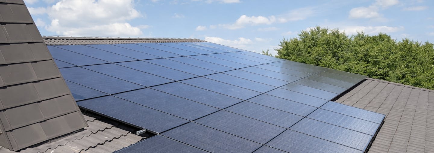 Eine moderne Photovoltaikanlage auf einem Hausdach nutzt effizient die Sonnenenergie und steht für nachhaltige, zukunftsorientierte Energielösungen im privaten Bereich – Steinkühler Wasser & Wärme GmbH & Co. KG