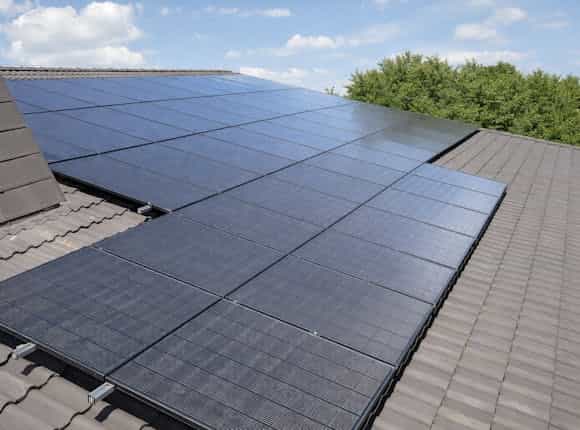 Eine moderne Photovoltaikanlage auf einem Hausdach nutzt effizient die Sonnenenergie und steht für nachhaltige, zukunftsorientierte Energielösungen im privaten Bereich – Steinkühler Wasser & Wärme GmbH & Co. KG