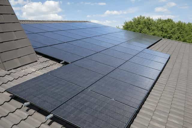 Eine moderne Photovoltaikanlage auf einem Hausdach nutzt effizient die Sonnenenergie und steht für nachhaltige, zukunftsorientierte Energielösungen im privaten Bereich – Steinkühler Wasser & Wärme GmbH & Co. KG