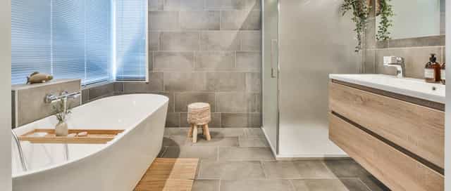 Großes modernes Badezimmer in einem Neubau von Steinkühler in Leverkusen.