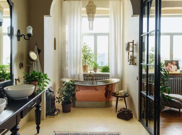 Schöne Badewanne in einem Badezimmer eines Altbaus von Steinkühler in Leverkusen mit Pflanzen.