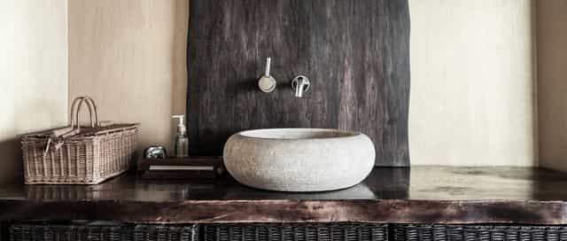 Steinwaschbecken in Altbau Badezimmer mit Holzoptik von Steinkühler in Leverkusen.