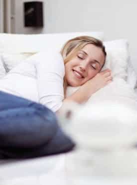 Frau schläft zufrieden mit dem Licht und Steuerung System von Steinkühler in Leverkusen.