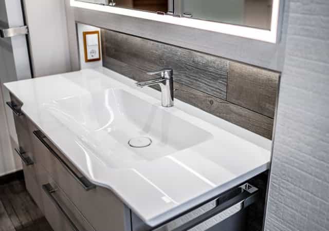 Neues Waschbecken in modernem Badezimmer von Steinkühler in Leverkusen.