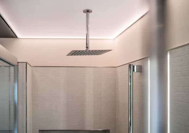 Moderner Duschkopf in Badezimmer von Steinkühler in Leverkusen.