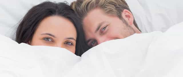 Paar schaut zufrieden Dank Ihrer optimierten Heizanlage von Steinkühler in Leverkusen.