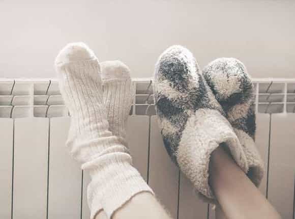Socken an einer warmen Heizanlage von Steinkühler aus Leverkusen.