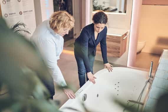Frau Steinkühler zeigt Kundin die Manufaktur von Steinkühler in Leverkusen.
