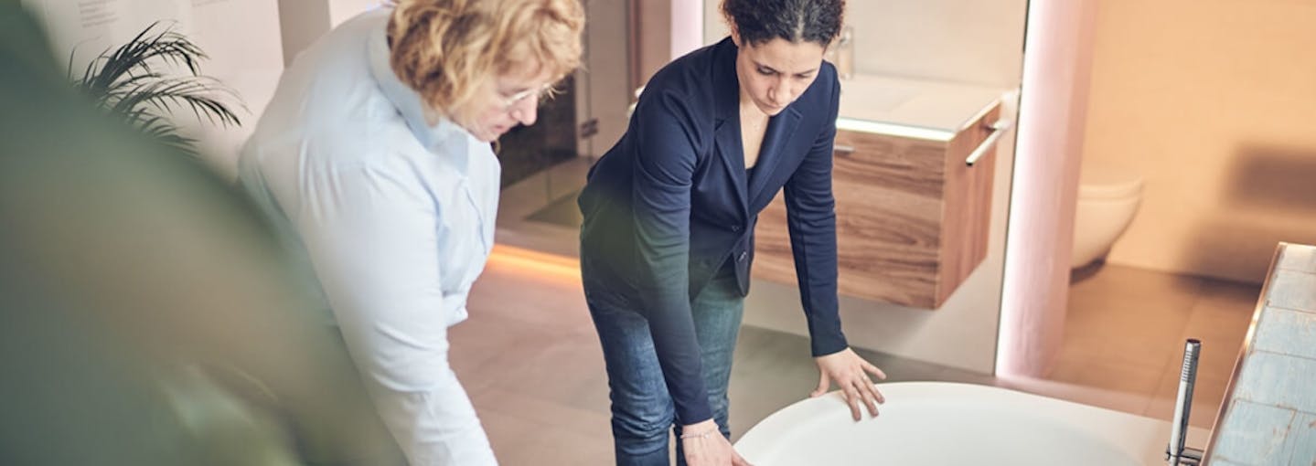 Frau Steinkühler zeigt Kundin die Manufaktur von Steinkühler in Leverkusen.