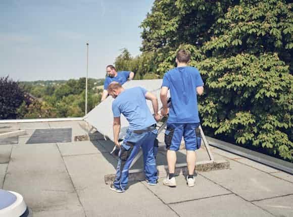 Montage einer energieeffizienten Photovoltaik- oder Solaranlage von Steinkühler in Leverkusen.