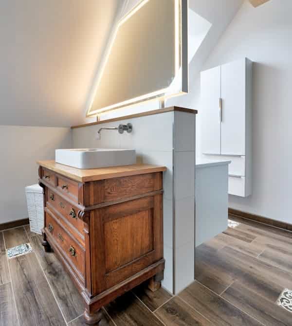 Kleines modernes Bad als Beispiel des Komplettanbieter Steinkühler in Leverkusen.