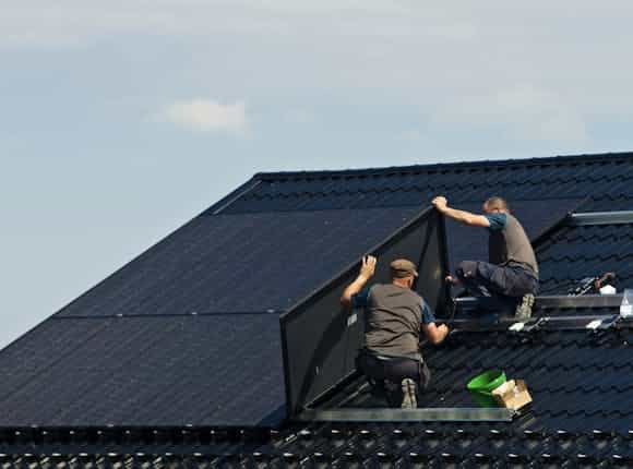 Montage einer Photovoltaikanlage von Steinkühler aus Leverkusen.