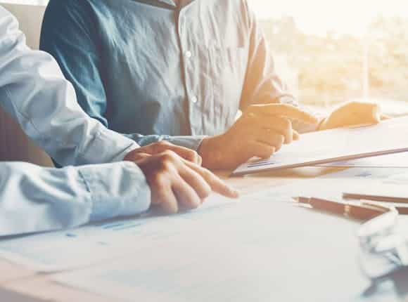 Zwei Personen besprechen Fördermaßnahmen bei Sanierungen durch Steinkühler in Leverkusen.